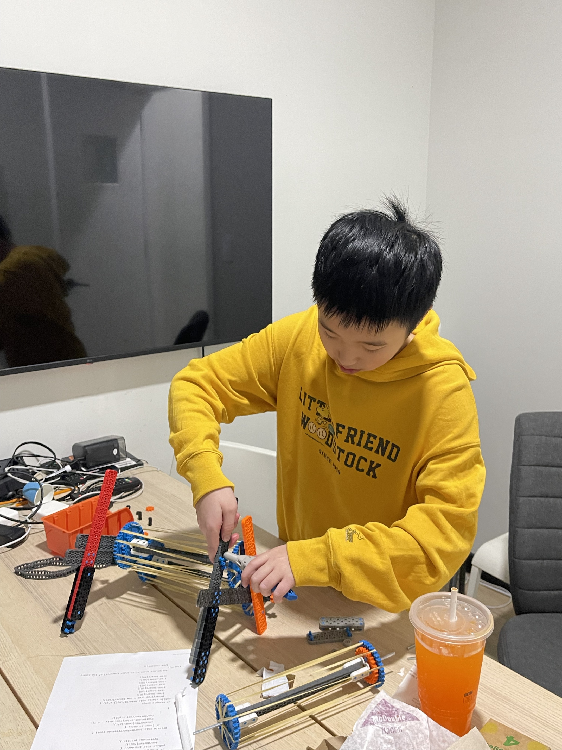 leaning object-center